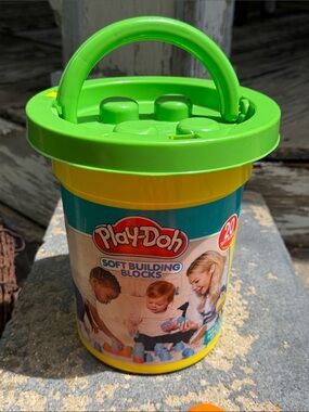 Hasbro Play-Doh Soft Building Blocks Bucket - Green Lid, Yellow Rim, Blue Body
